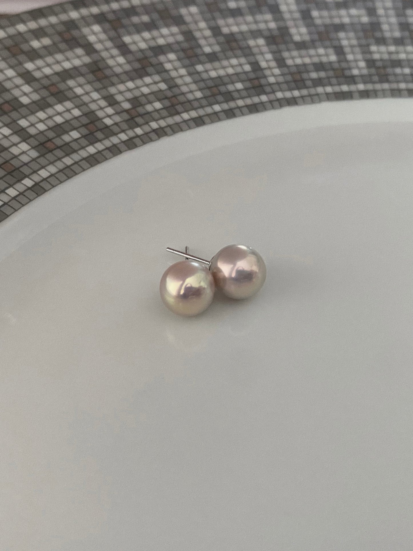 (Special color) Metallic grey with green/purple overtone earring 8.5-9mm