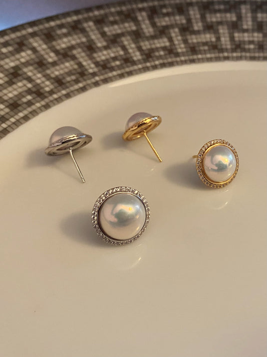 Excellent lustre Mabe pearl stud earring