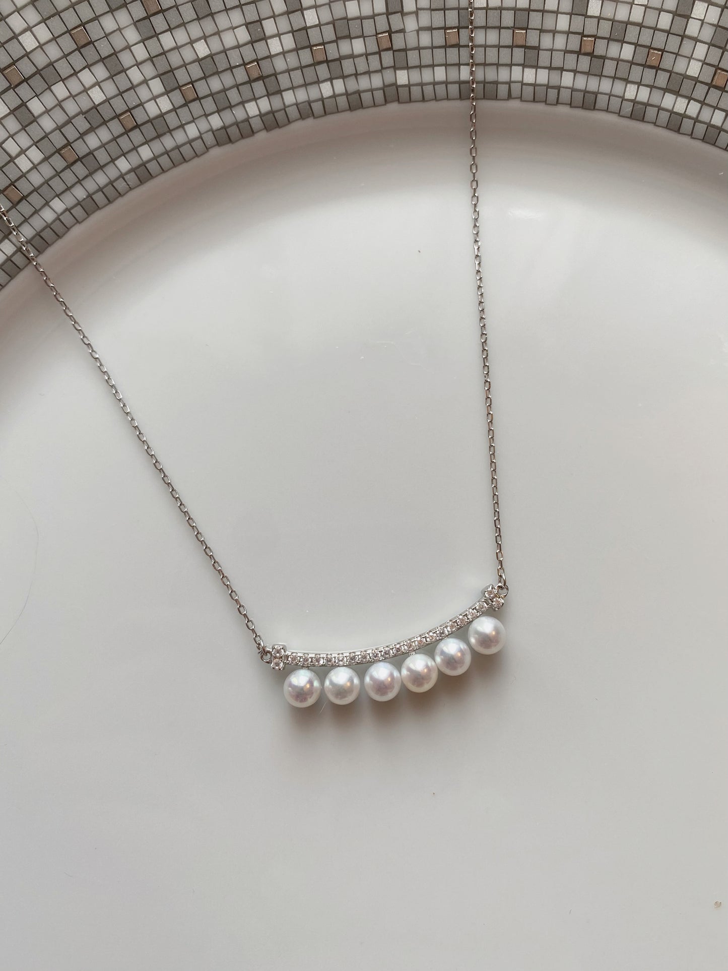 Smile pendent pearl necklace