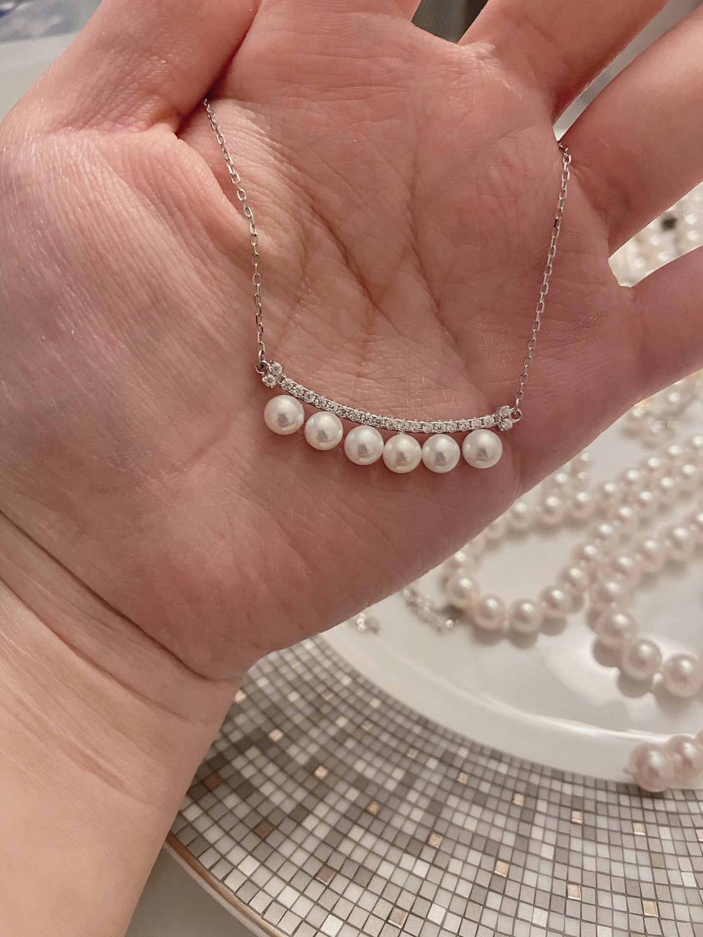 Smile pendent pearl necklace