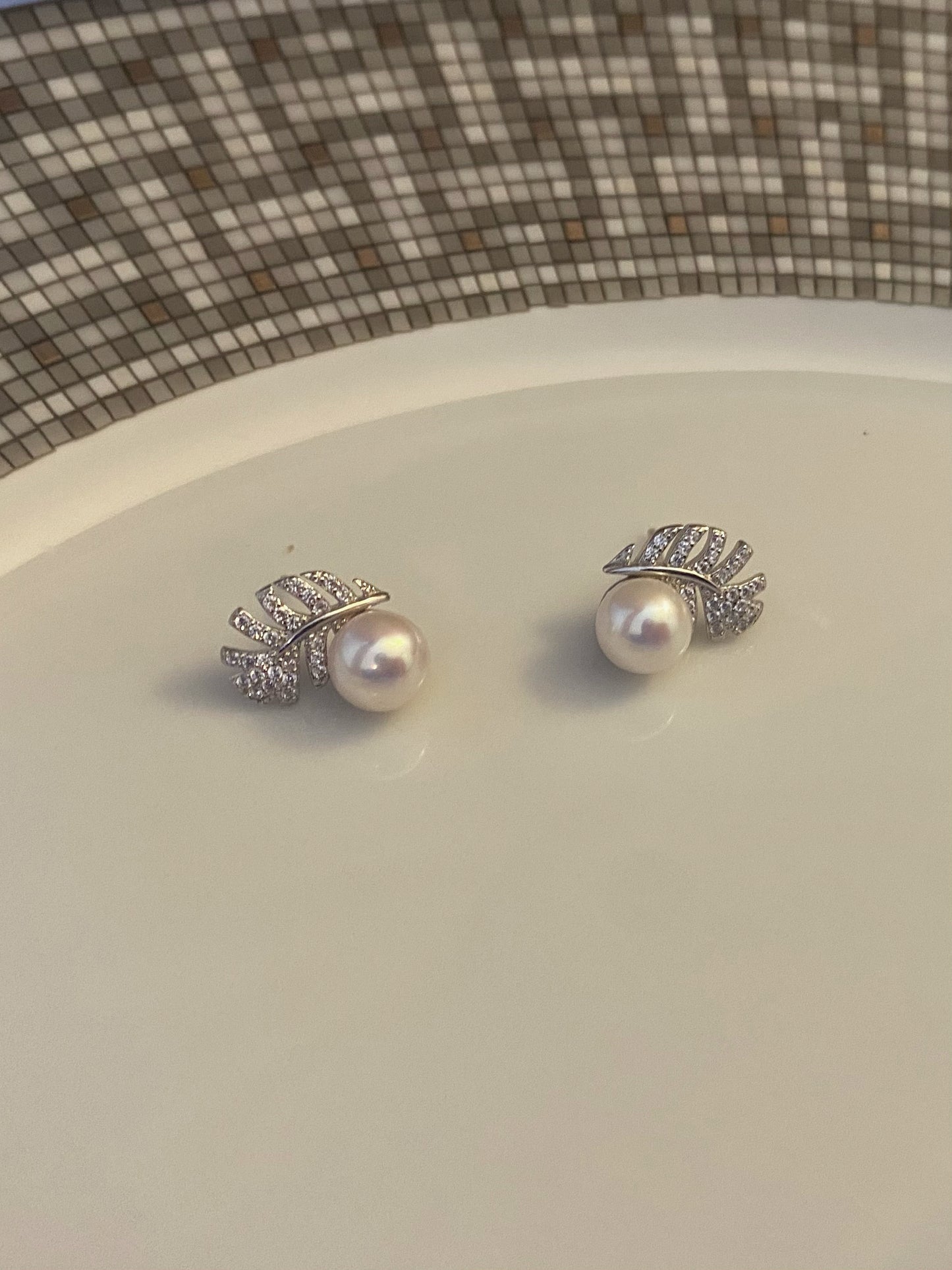 Feather pearl stud earrings