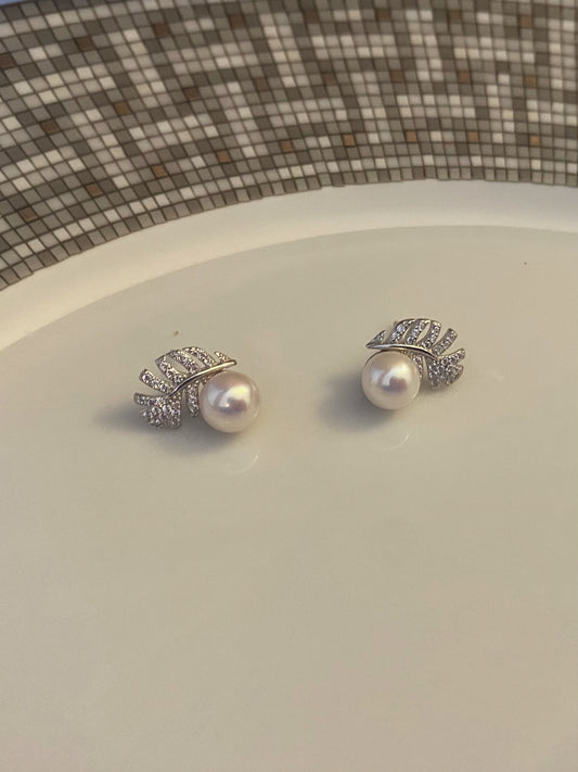 Feather pearl stud earrings