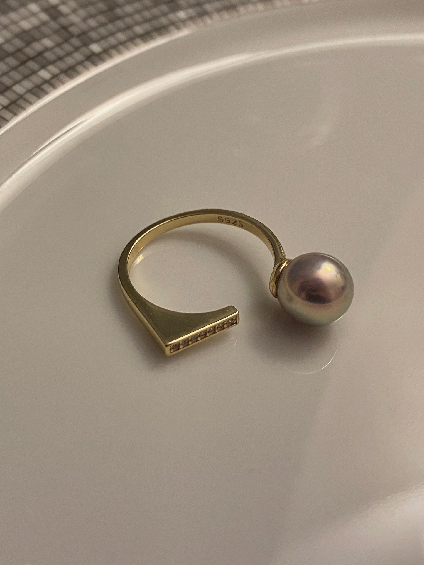 Single pearl balance bar ring