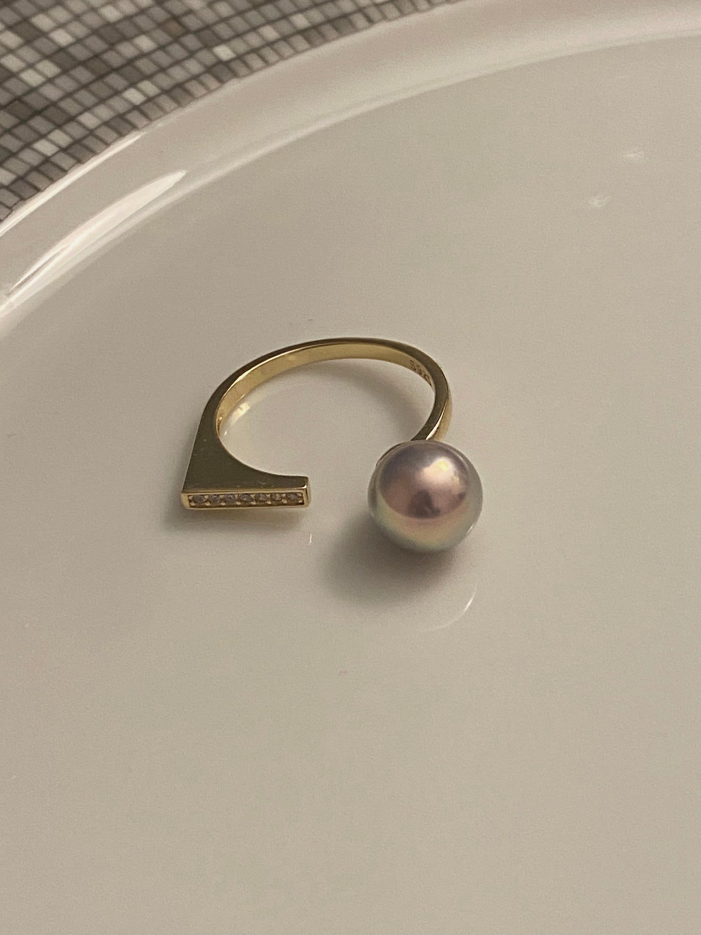 Single pearl balance bar ring