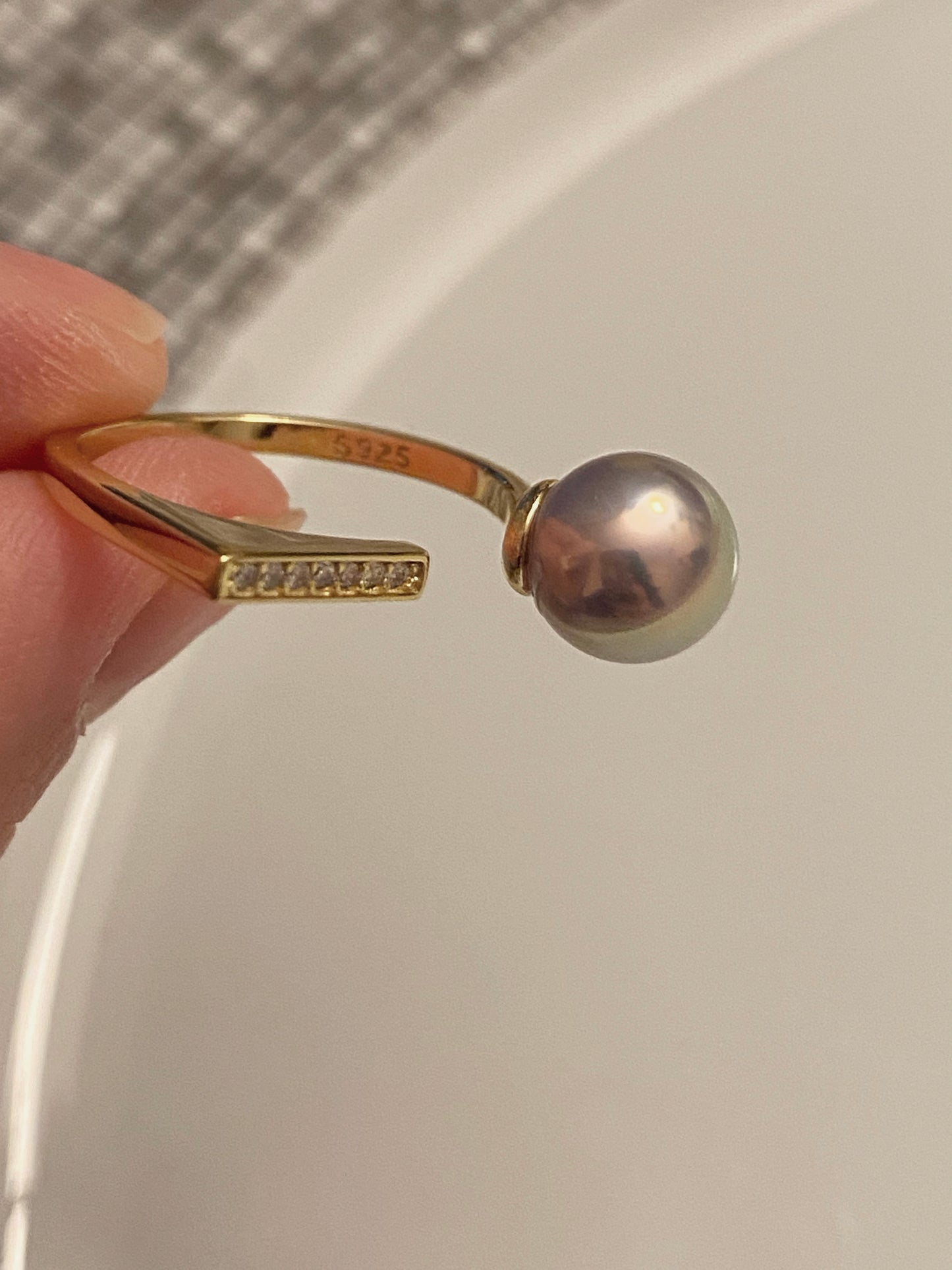 Single pearl balance bar ring