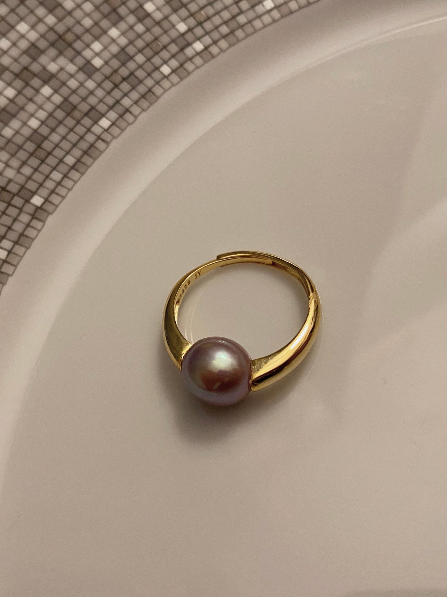 Oval pearl ring