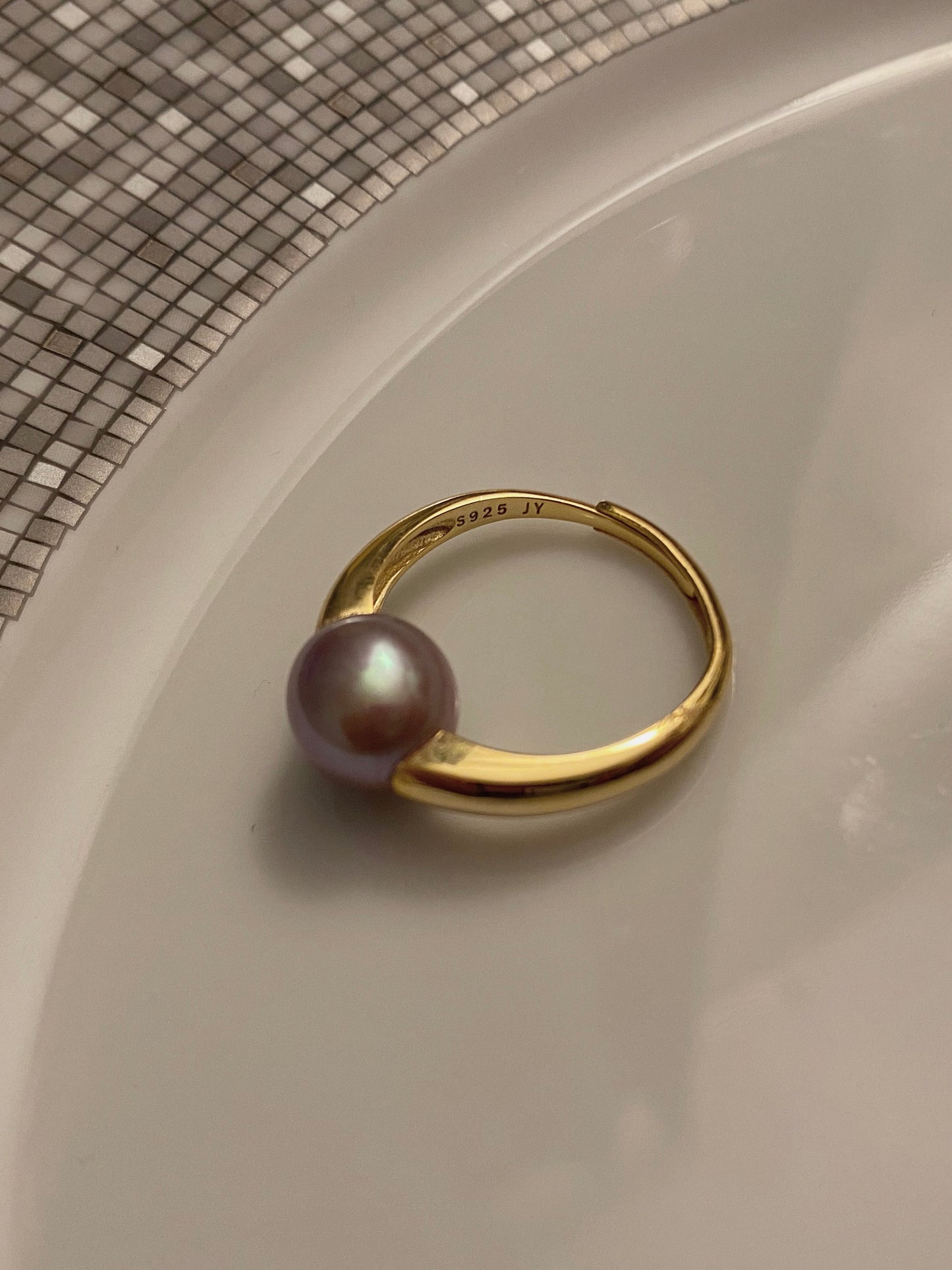 Oval pearl ring